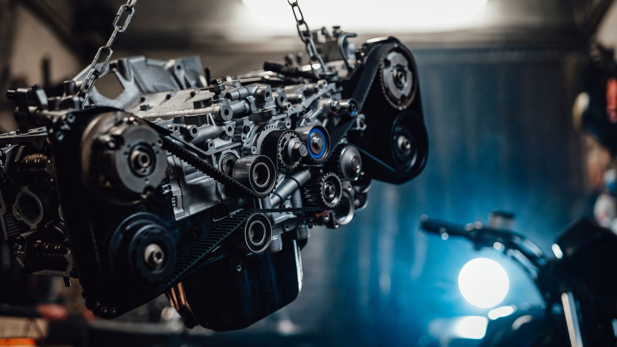 Záber na boxer motor visí na reťazi, s detailmi mechanických súčastí.