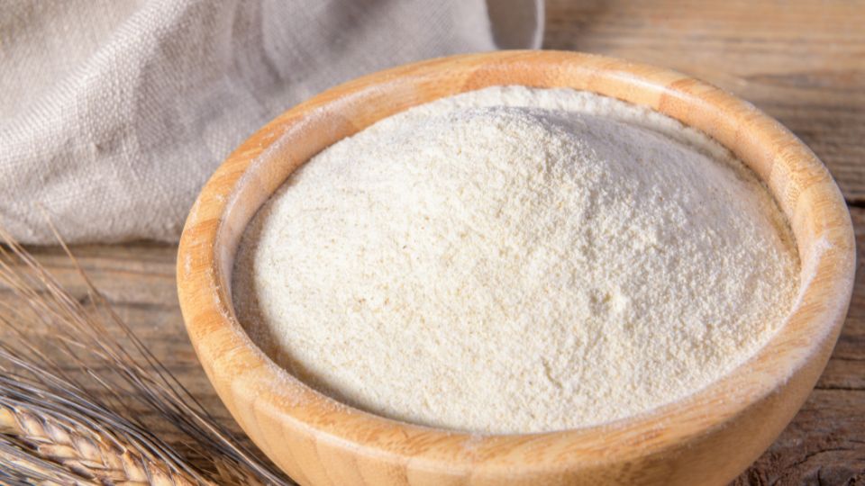 Miska plná semoliny, tvrdej pšenice, na drevenom stole.
