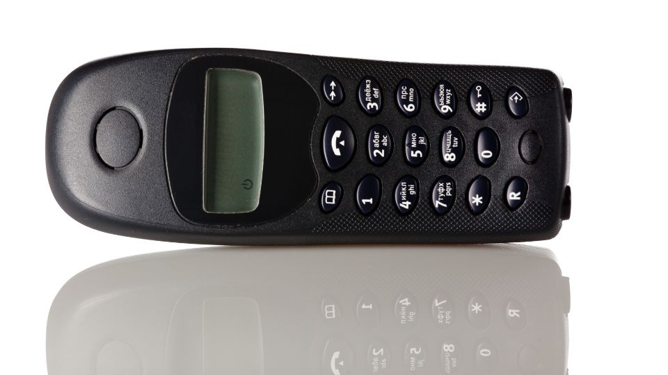 Čierny DECT telefón s tlačidlami a displejom, ideálny na bezdrôtovú komunikáciu.