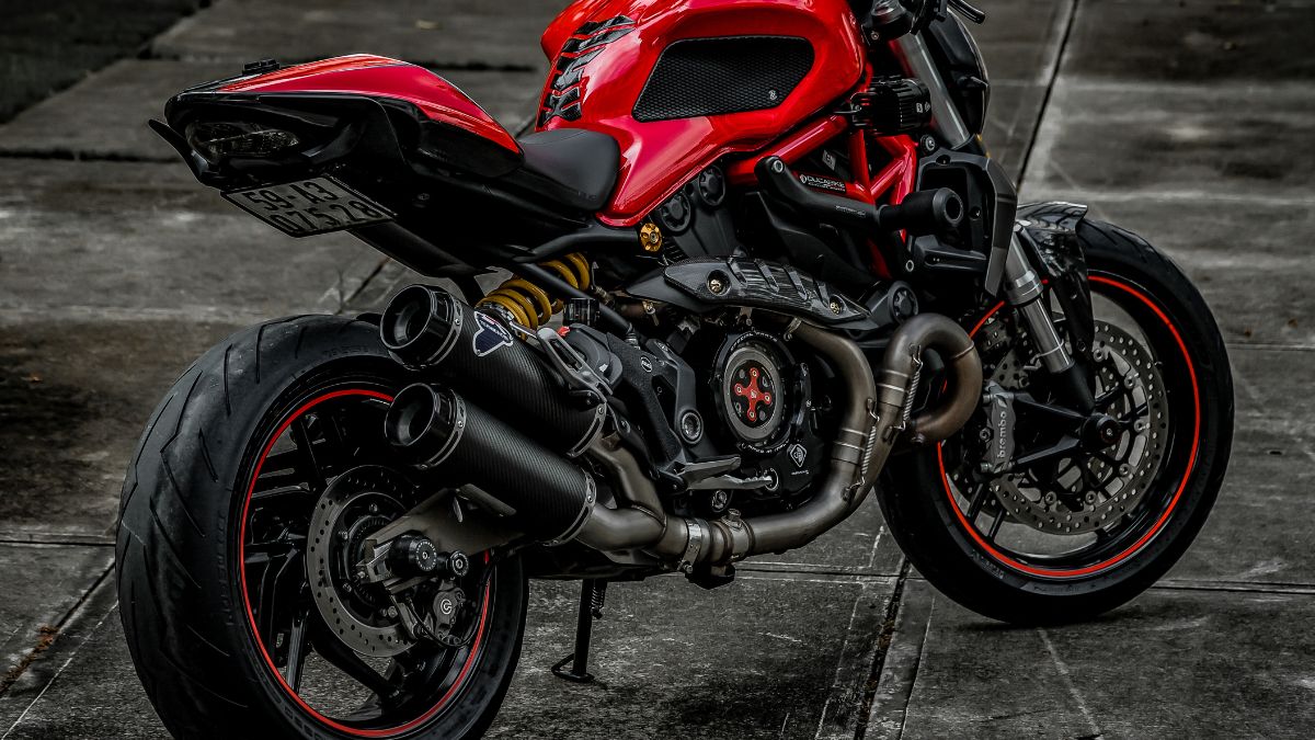 Moderný motocykel Ducati s červeným lakom a výkonným zapaľovaním.