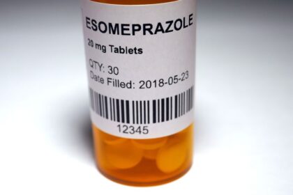 Fľaša s tabletami esomeprazolu, ktorá pomáha pri tráviacich ťažkostiach.