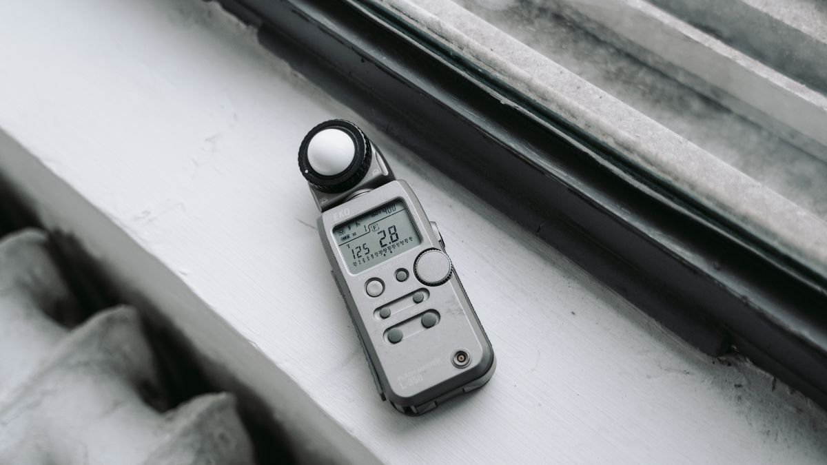 Fotometer na okne, zobrazuje intenzitu svetla s digitálnym displejom.