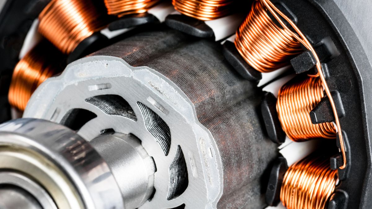 Detailný pohľad na generátor s permanentným magnetom, zobrazuje cievky a rotor.