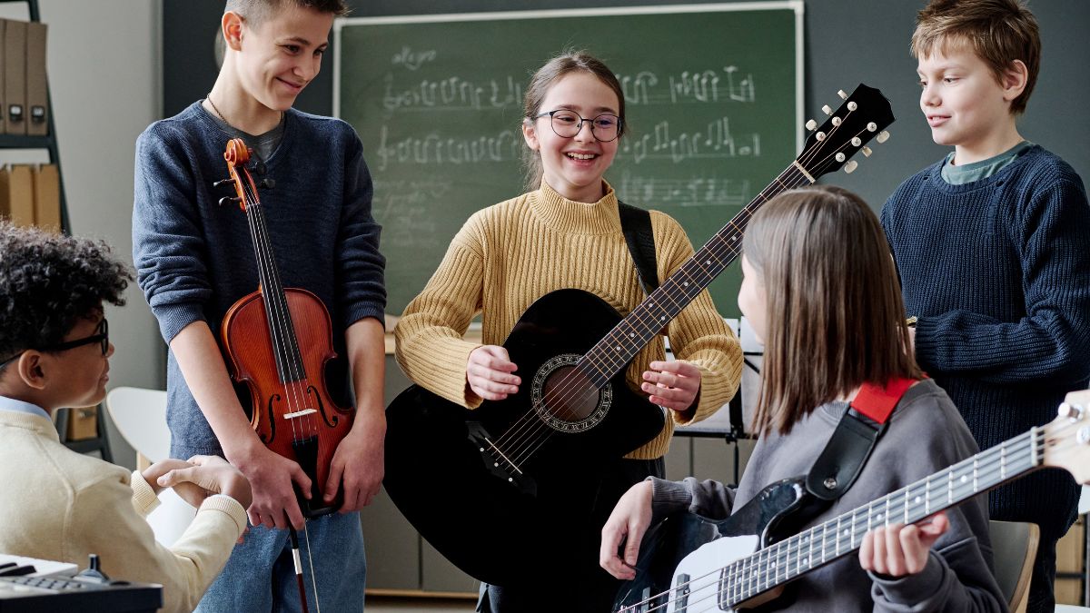 Skupina detí sa zabáva pri hraní na hudobných nástrojoch v triede.