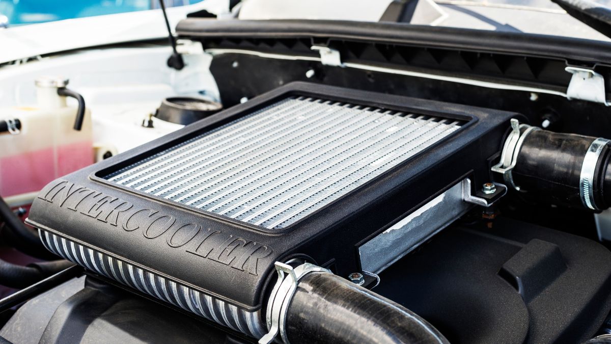Detailný pohľad na intercooler trubicu umiestnenú v motorovom priestore auta.