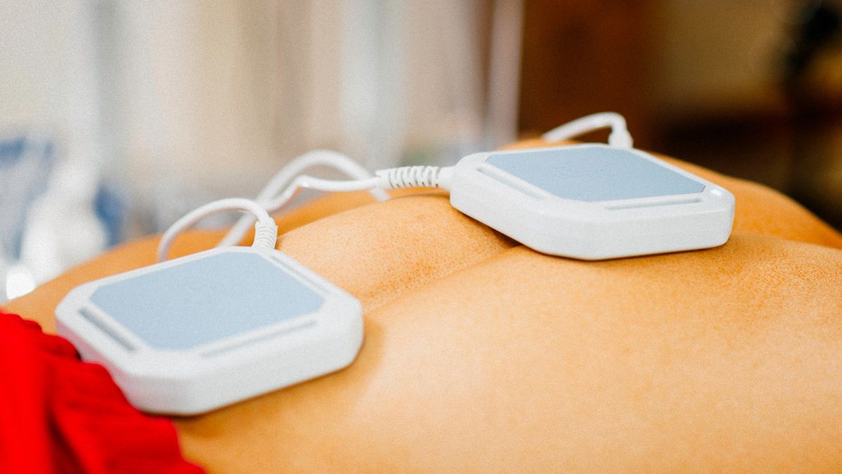 Na tele pacienta sú umiestnené magnetické elektrody na terapiu bolesti.