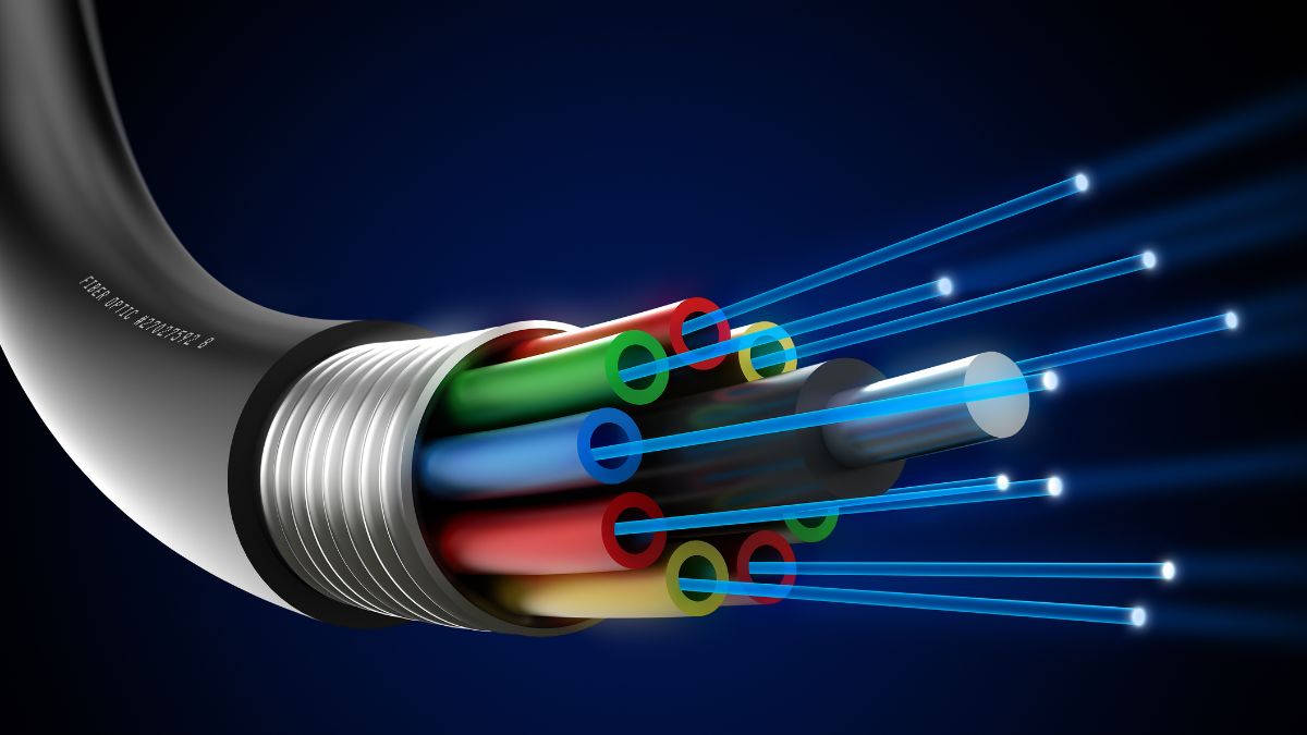 Optický kábel s farebnými vláknami prenášajúcimi svetlo, symbolizujúci rýchly internet.