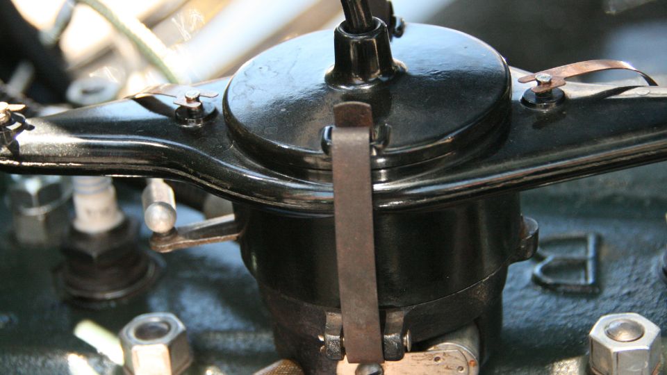 Detail rozdeľovača zapaľovania v motore, ktorý zabezpečuje presné rozdelenie iskry.