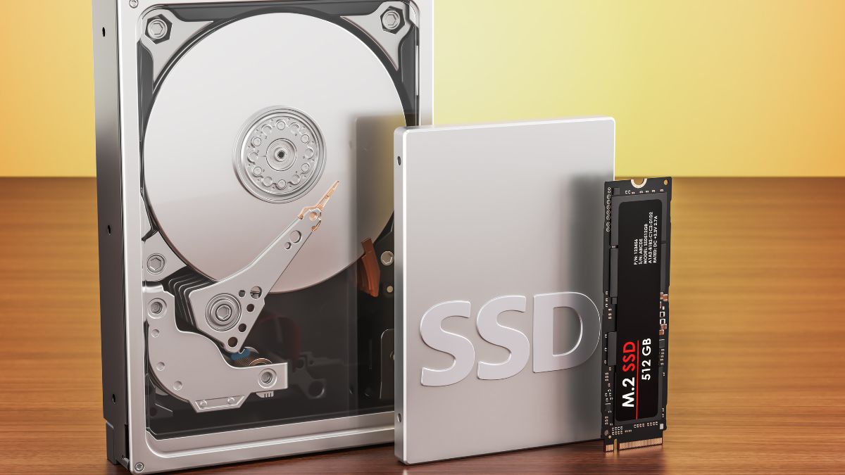Na obrázku je porovnanie SSD a HDD diskov, zobrazené sú ich komponenty.