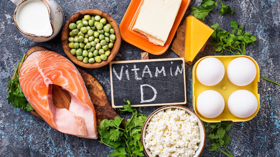 Rôzne potraviny bohaté na vitamín D, vrátane lososa, vajec a mlieka.
