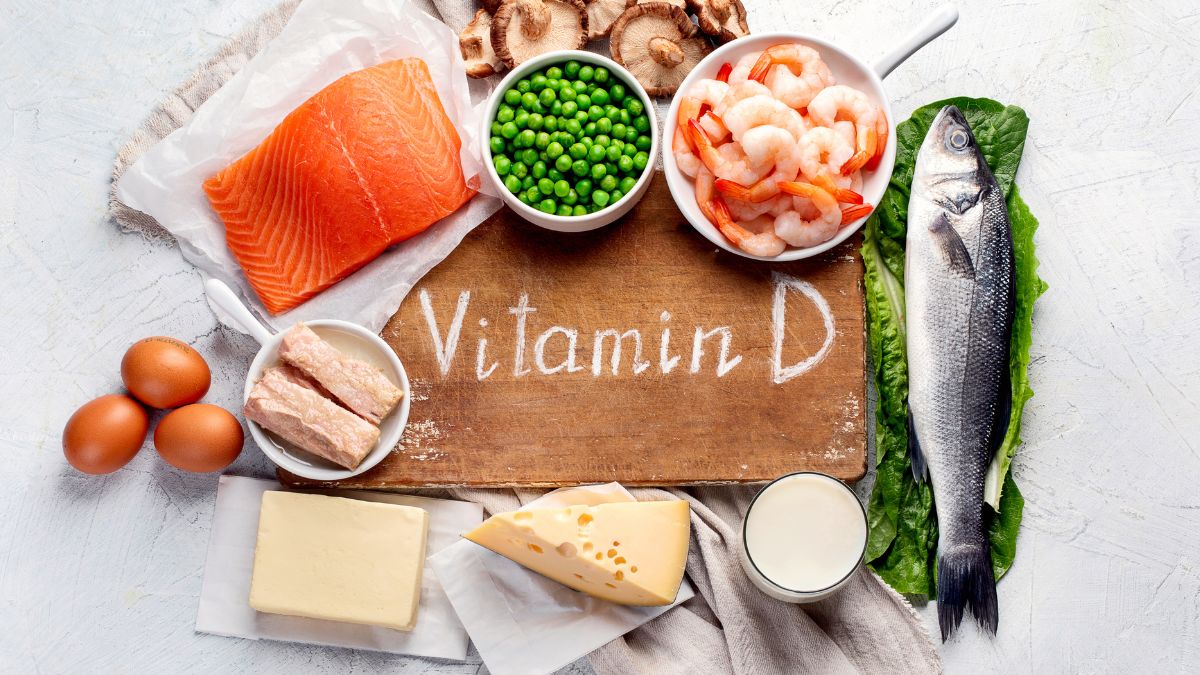 Rôzne potraviny bohaté na vitamín D, ako losos, krevety a vajcia.