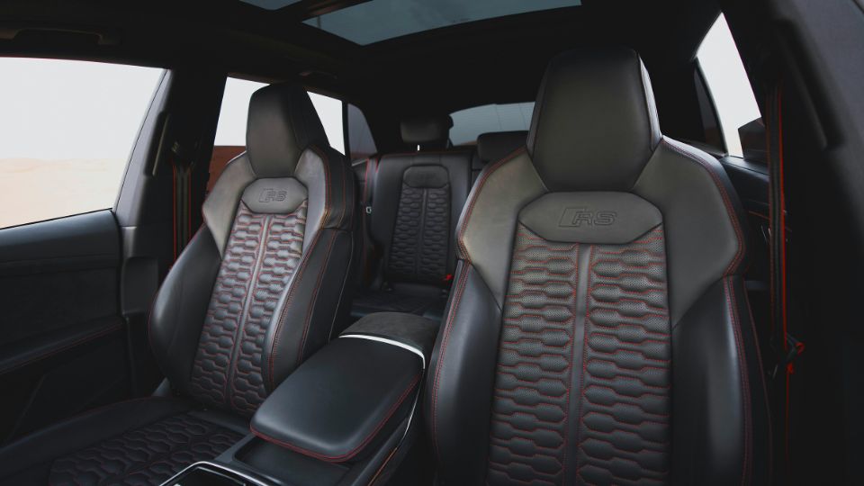 Moderné vyhrievané sedadlá v aute s elegantným dizajnom a kvalitnými materiálmi.