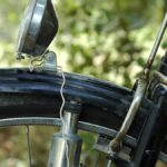 Detail bicykla s dynamom, ktoré premieňa mechanickú energiu na elektrickú.