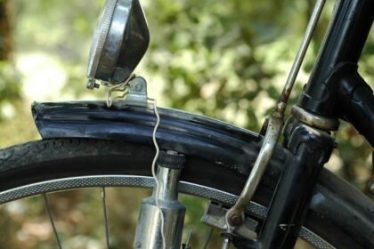 Detail bicykla s dynamom, ktoré premieňa mechanickú energiu na elektrickú.