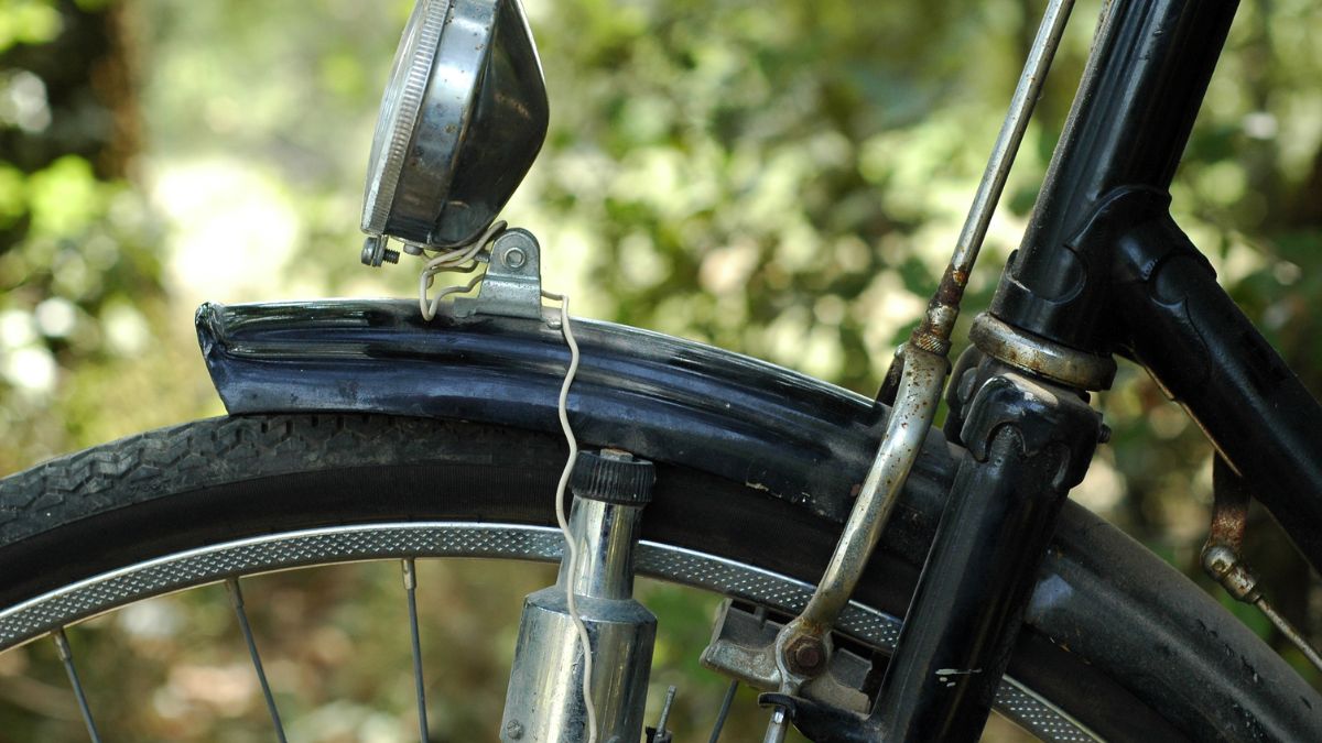 Detail bicykla s dynamom, ktoré premieňa mechanickú energiu na elektrickú.