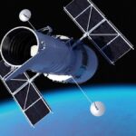 Teleskop Kepler vo vesmíre, s modrou planétou v pozadí.
