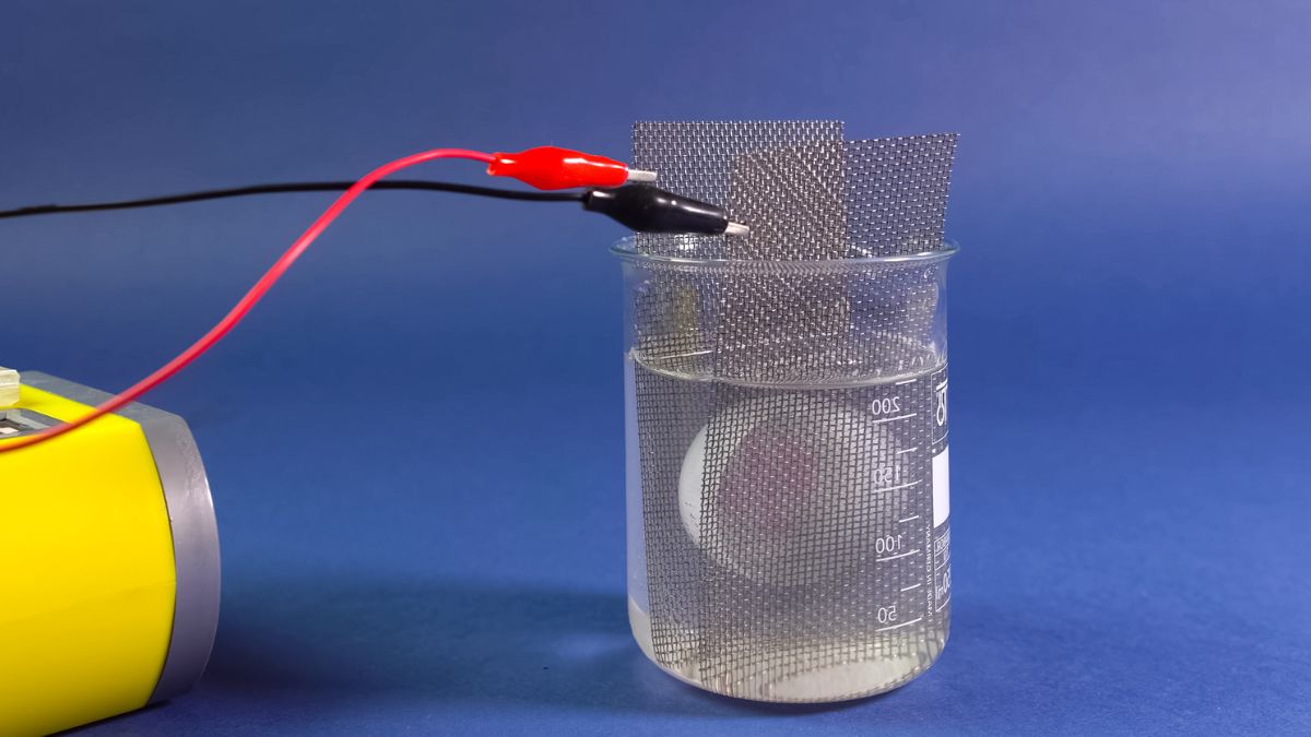 Elektrochemický experiment s aktívnou anódou vo vodnom roztoku.
