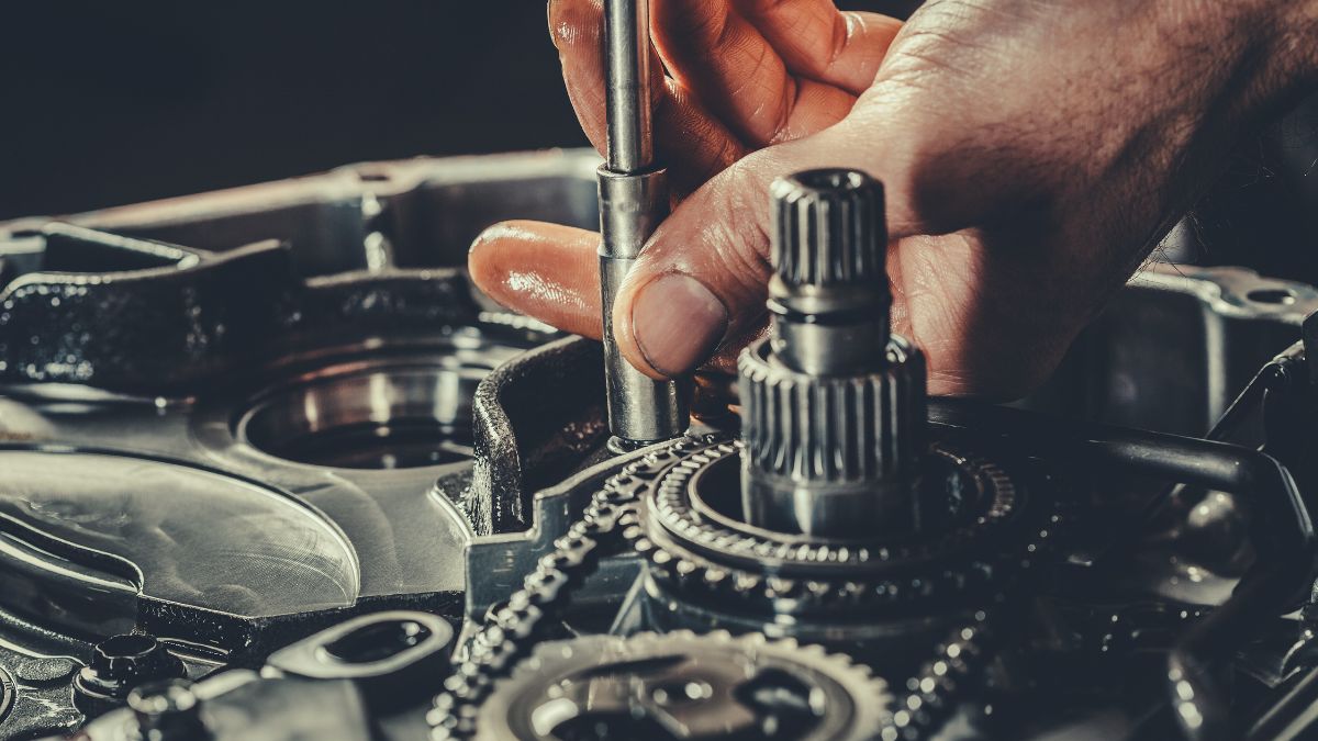 Ruka mechanika, ktorá nastavuje časovanie ventilov na motore s CVVT technológiou.