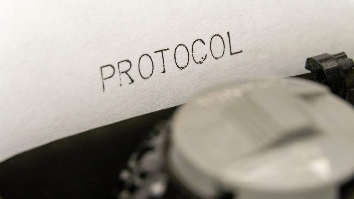 Detailný záber na slovo 'PROTOCOL' vytlačené na papieri.