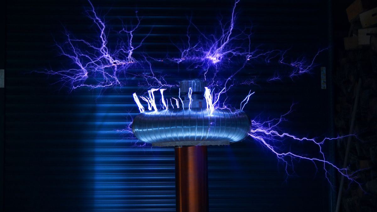 Zariadenie generujúce elektrické výboje s modrými iskrami.