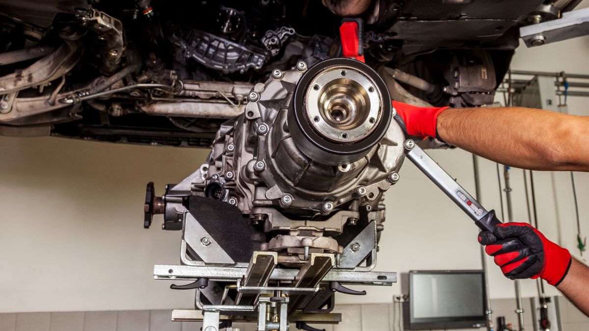 Mechanik pracuje na prevodovke UAZ, ktorá je umiestnená na montážnej stolici.