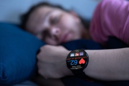 Inteligentné hodinky merajúce pulz na zápästí spáčovej osoby.