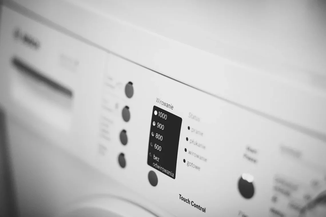 Detail ovládacieho panela invertorovej práčky s rôznymi nastaveniami.