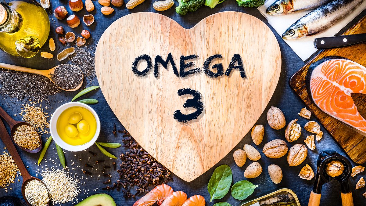 Rôzne potraviny bohaté na omega-3 mastné kyseliny, ako ryby, orechy a semienka.