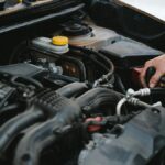 Detailný pohľad na motor Otto s rukou, ktorá kontroluje komponenty.
