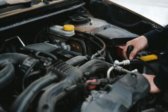 Detailný pohľad na motor Otto s rukou, ktorá kontroluje komponenty.