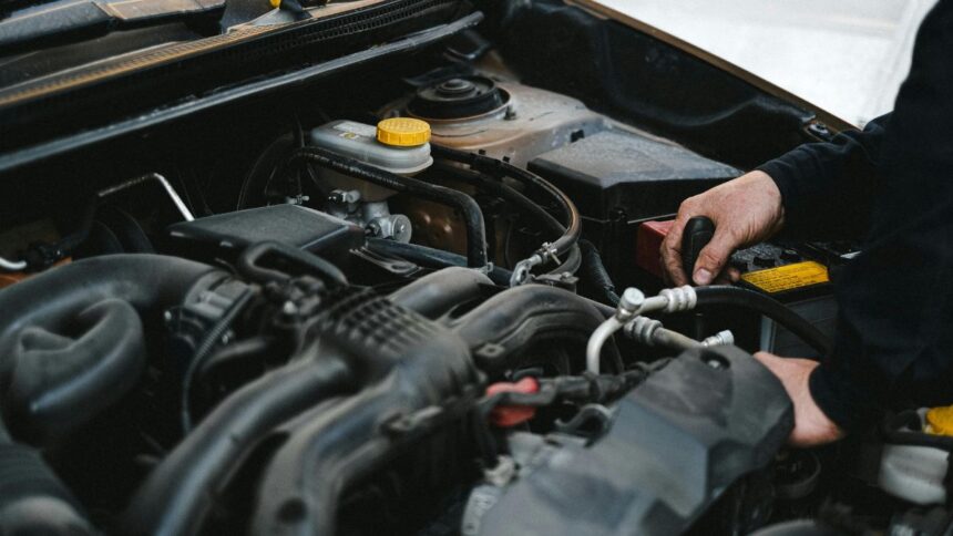 Detailný pohľad na motor Otto s rukou, ktorá kontroluje komponenty.
