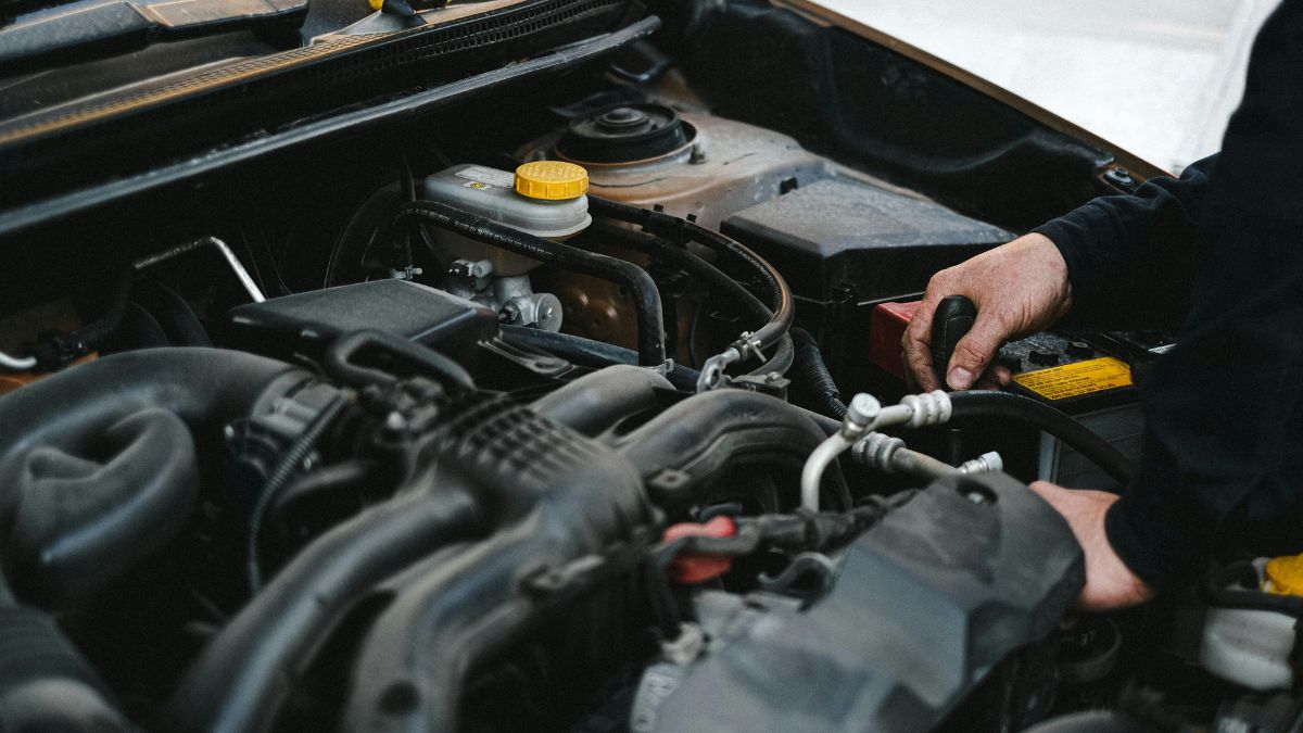 Detailný pohľad na motor Otto s rukou, ktorá kontroluje komponenty.