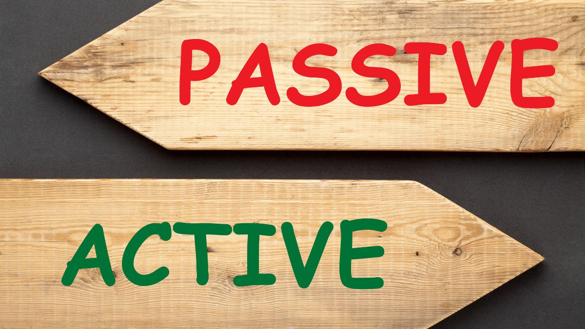 Dve drevené šípky s nápismi 'PASSIVE' a 'ACTIVE' v červenej a zelenej farbe.