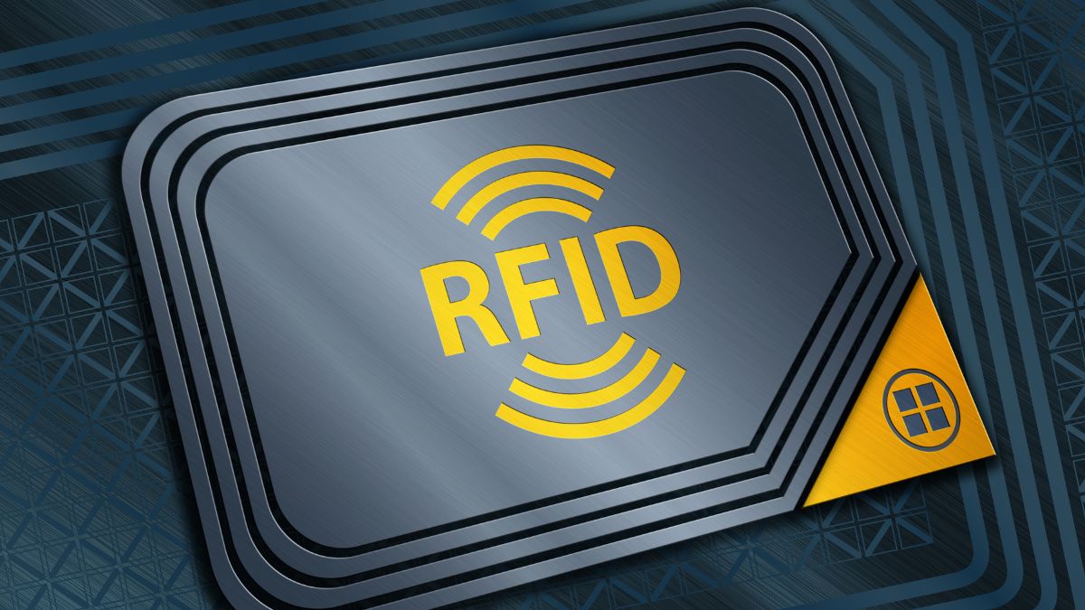 Ilustrácia pasívneho RFID čipu s logom RFID na kovovom pozadí.