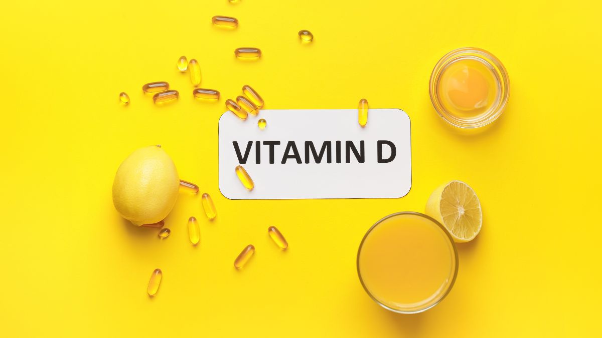 Žltý podklad s vitamínom D, kapsulami a citrónom, symbolizuje zdravie.