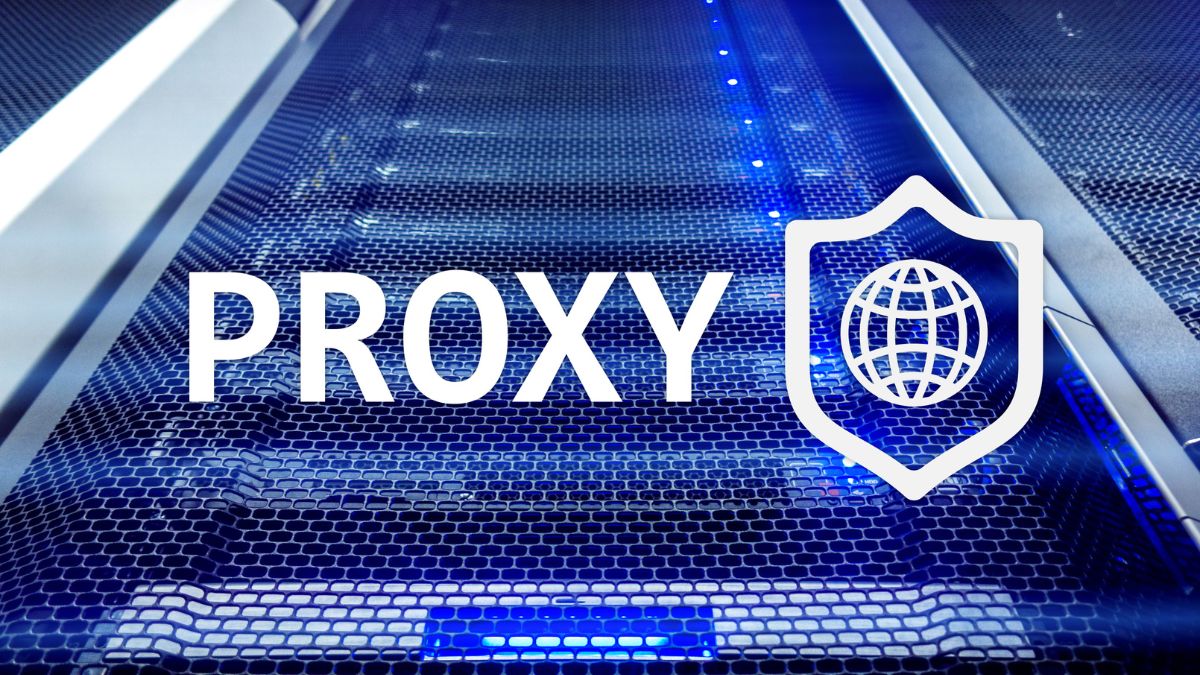 Moderný server s modrým osvetlením a nápisom PROXY na mriežke.