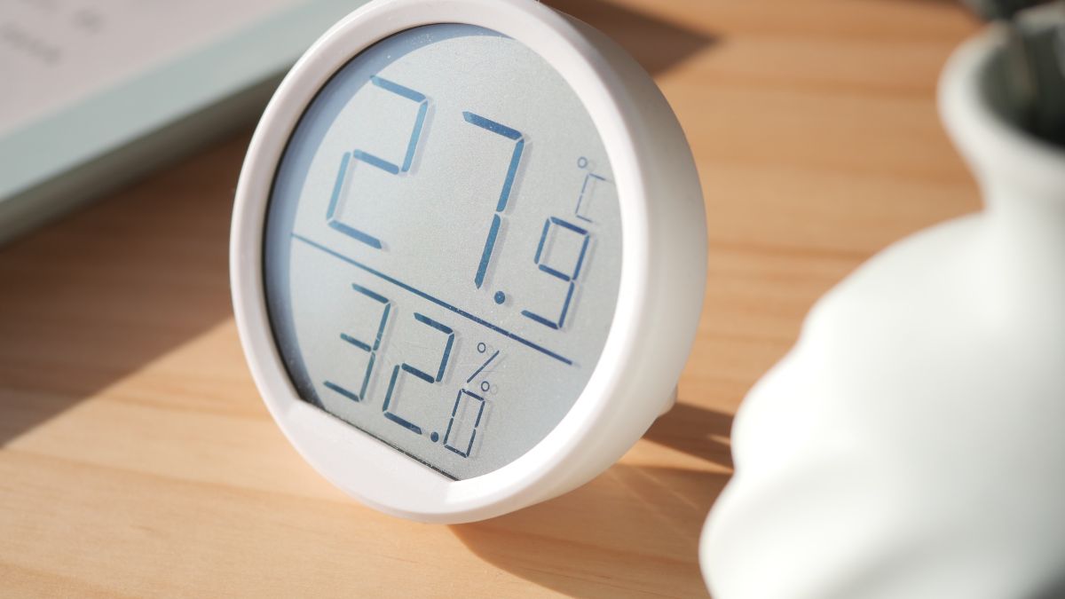 Digitálny vlhkomer zobrazuje teplotu 27,9 °C a vlhkosť 32 %.