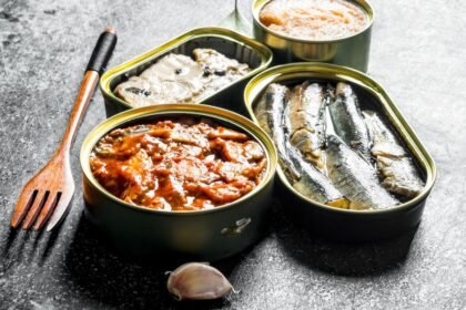 Konzervované ryby v plechovkách, vrátane sardín a rybieho filé.