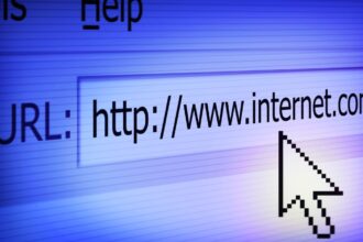 Zobrazenie URL adresy s kurzorom myši na modrom pozadí.