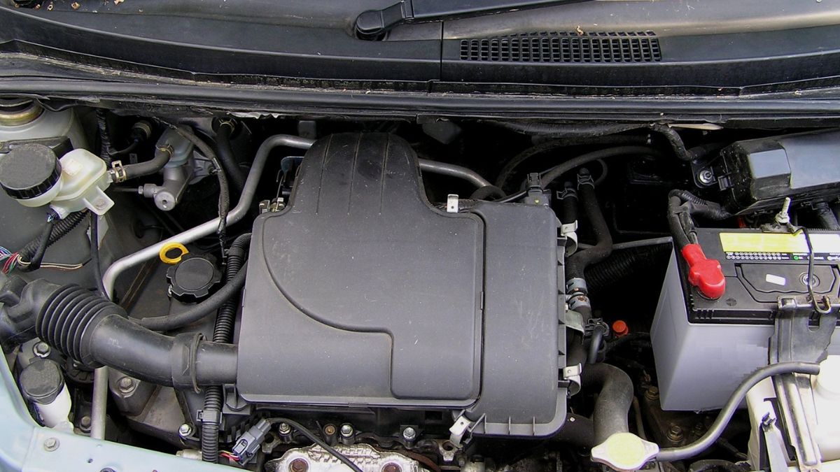 Detail trojvalcového motora s viditeľnými komponentmi a káblami.