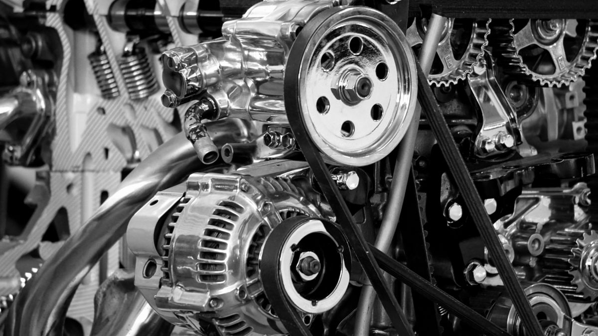 Detailný pohľad na Wankelov motor s rotačným rotorom a mechanickými súčiastkami.