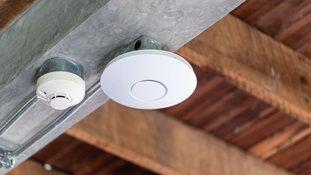 Biely access point na strope, ktorý zlepšuje Wi-Fi signál v domácnosti.