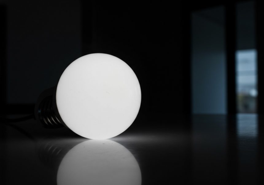 Biela LED dióda, ktorá vyžaruje jasné svetlo na tmavom pozadí.