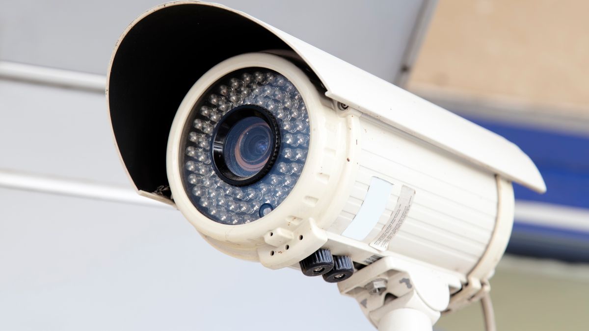 Detailný pohľad na IP kameru s infračervenými LED diódami na nočnú viditeľnosť.