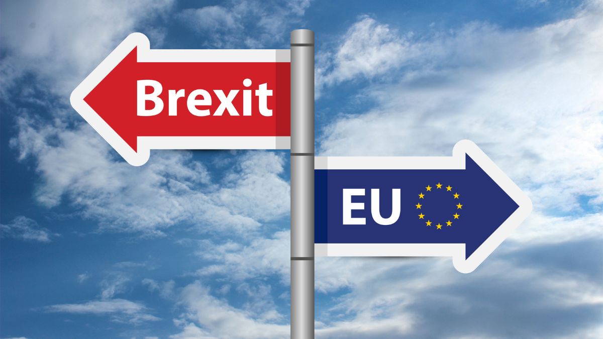 Cesta s dvoma smerovými tabuľami, jedna označuje Brexit, druhá EÚ.