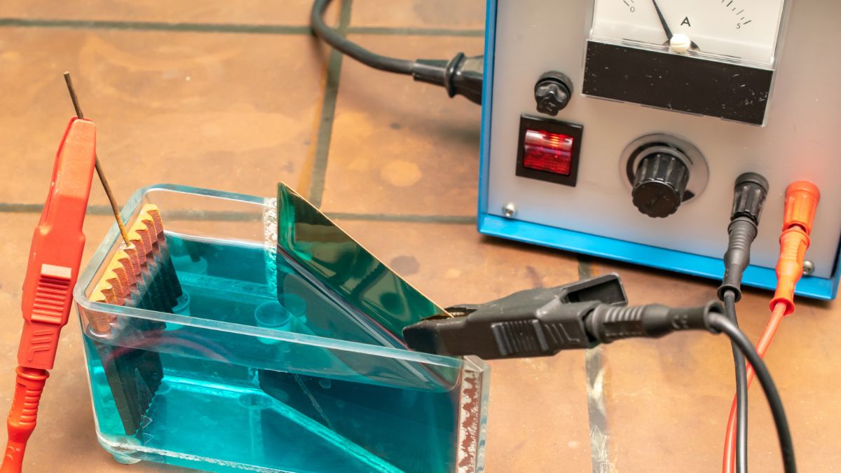 Experimentálny setup galvanického článku s elektródami a roztokom.