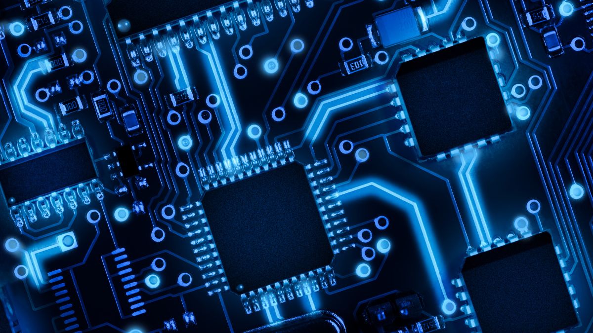 Detailný pohľad na elektronickú dosku s integrovanými obvodmi a obvodovými trasami.