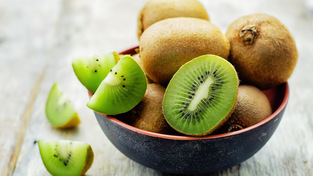 Miska plná čerstvého kiwi, niektoré plody sú nakrájané na plátky.