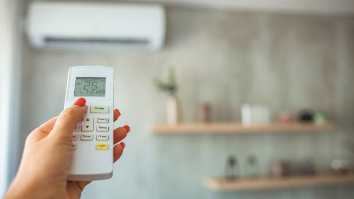 Rukoväť diaľkového ovládania klimatizácie s nastavenou teplotou 25 °C.