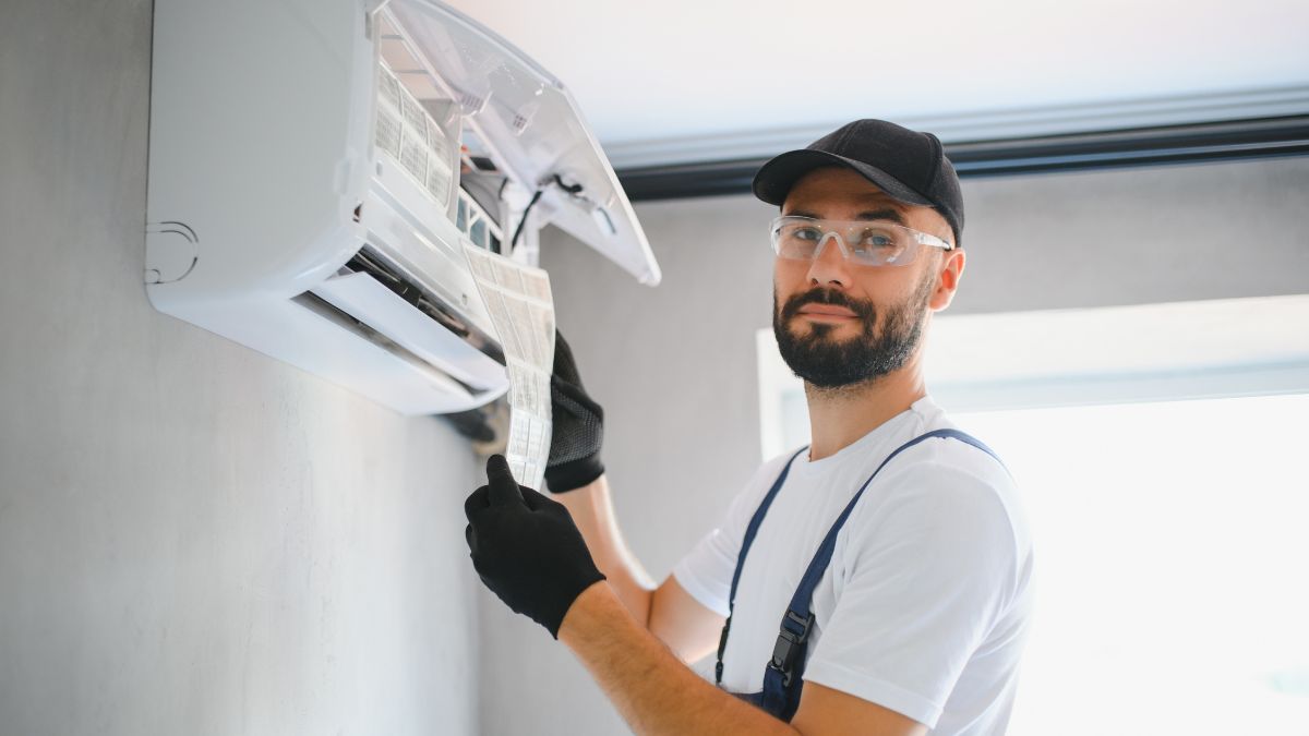 Technik kontroluje klimatizáciu a pripravuje sa na údržbu zariadenia.